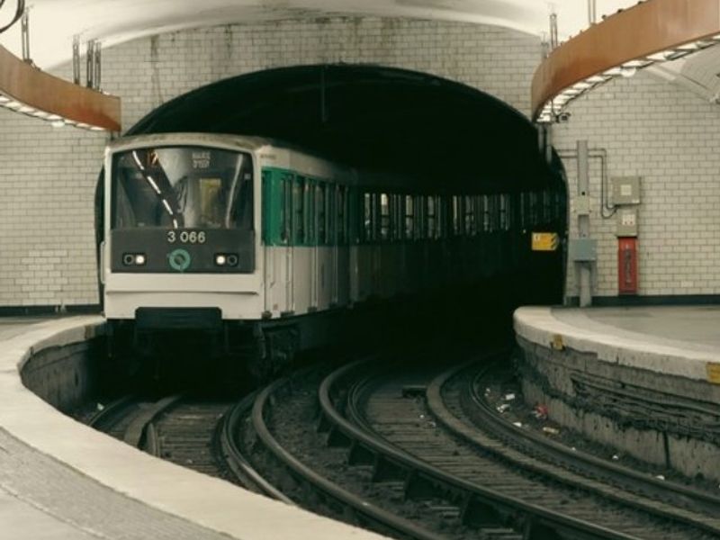 Scene illustrating a Japanese-language asking for directions to metro conversation