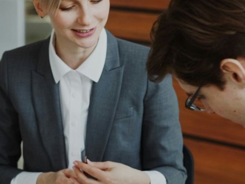 Scene illustrating a Mexican Spanish-language asking for help in corporate conversation