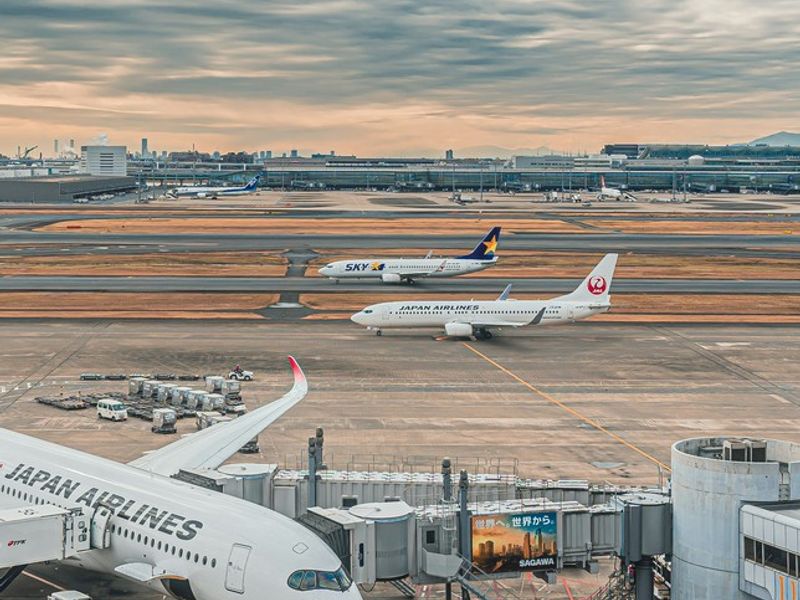 Scene illustrating a Spain Spanish-language at the airport conversation
