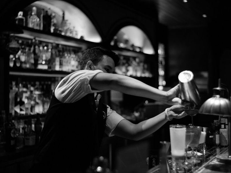 Bartender taking orders: Taking the order - German lesson