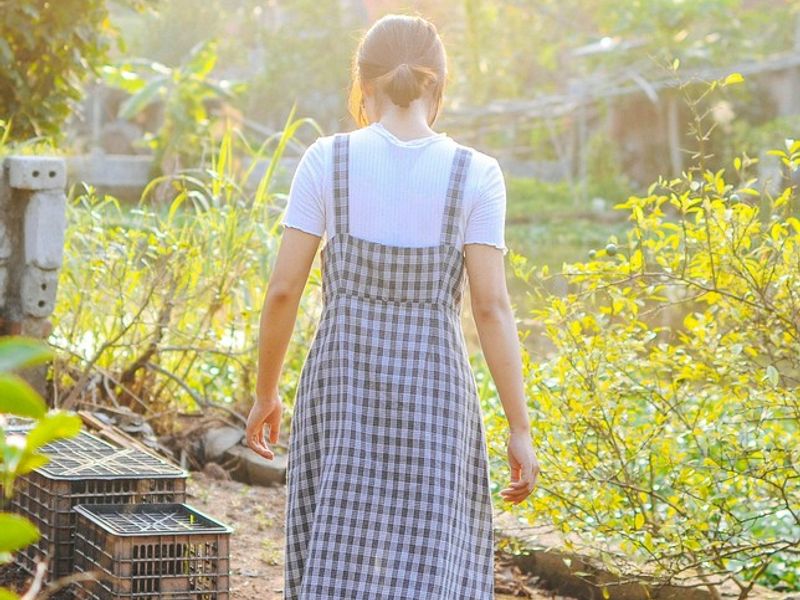 Scene illustrating a French-language chat with boyfriend’s mom about her garden conversation
