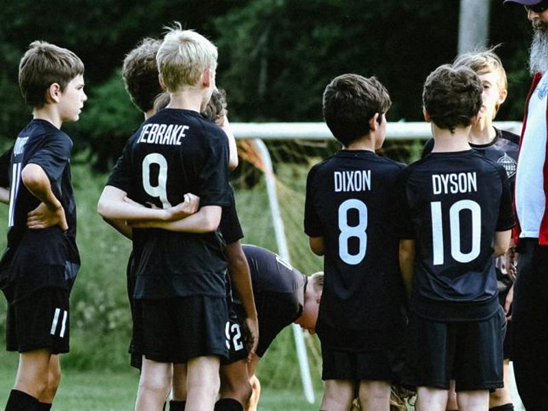 Scene illustrating a Japanese-language coaching young kids soccer conversation