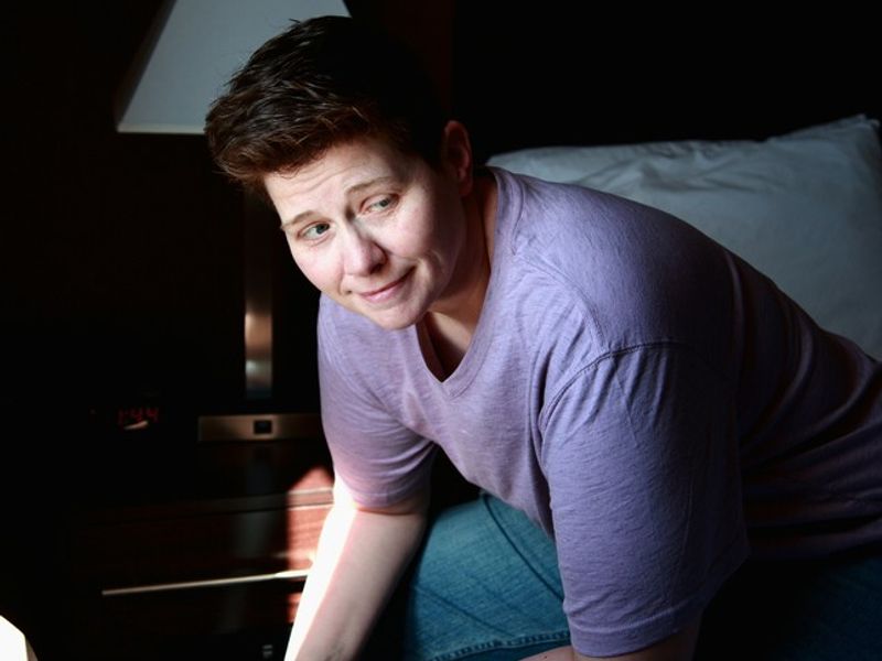 Scene illustrating a German-language complaining hotel room is too noisy conversation