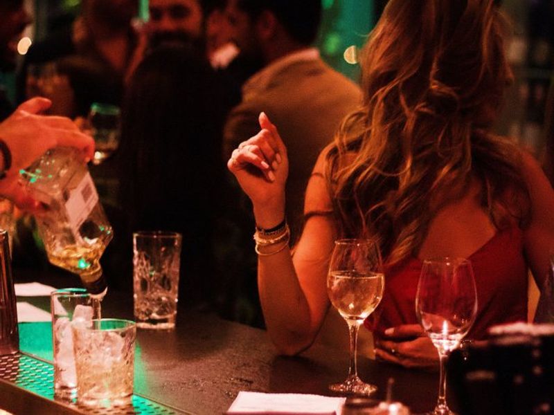 Flirting at the bar: Offer a genuine compliments about their style. - French lesson