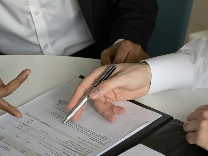 Scene illustrating a Japanese-language job interview conversation