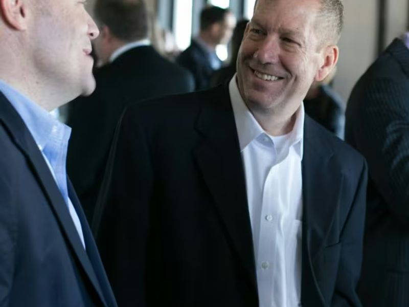 Scene illustrating a French-language making friends at office party conversation