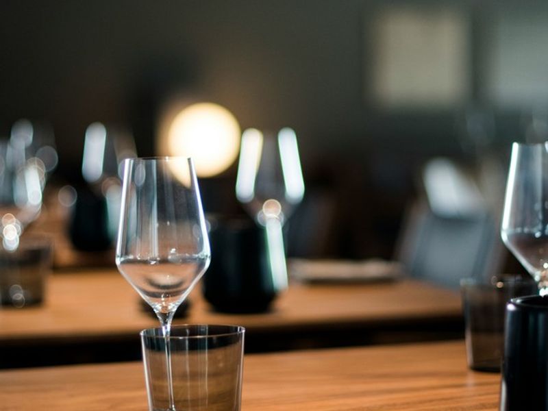 Scene illustrating a Spain Spanish-language restaurant reservations part 2 conversation