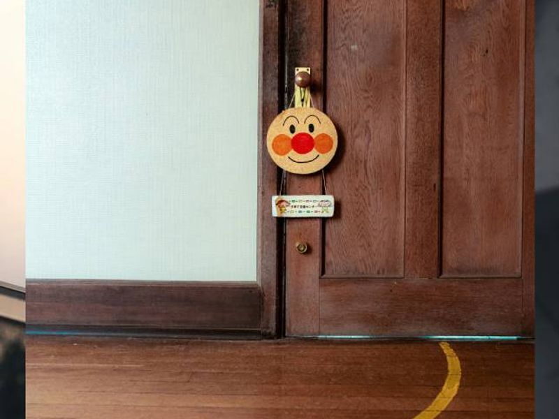 Scene illustrating a Japanese-language school absence call — day off conversation