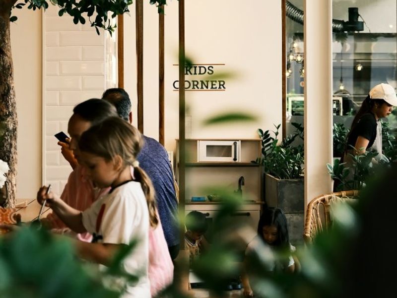 Scene illustrating a French-language school gate chit chat conversation