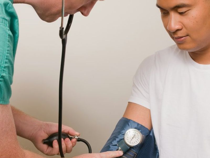 Scene illustrating a Simplified Chinese-language seeing kidney specialist with blood test showing high serum creatinine conversation