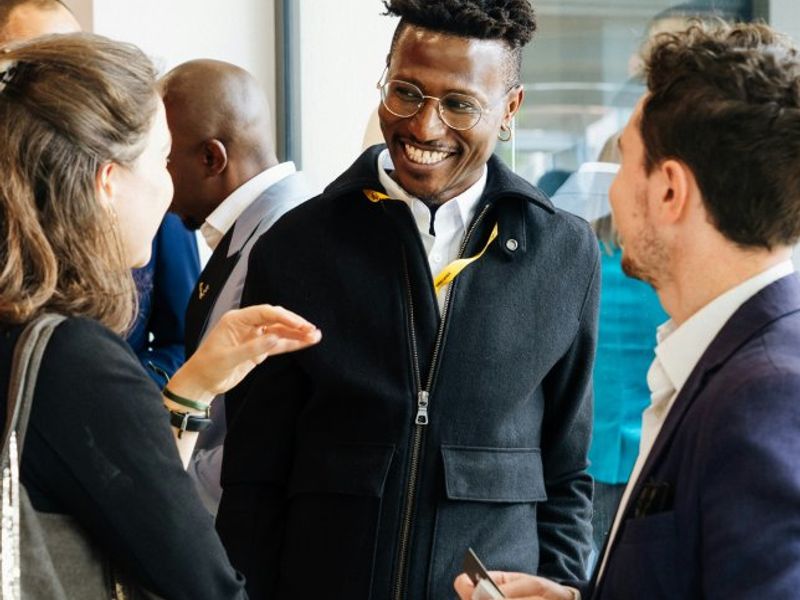 Scene illustrating a Japanese-language small talk at networking events conversation