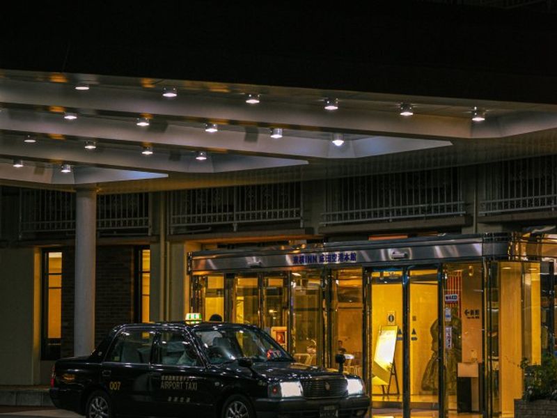 Scene illustrating a Japanese-language taking taxi to hotel conversation