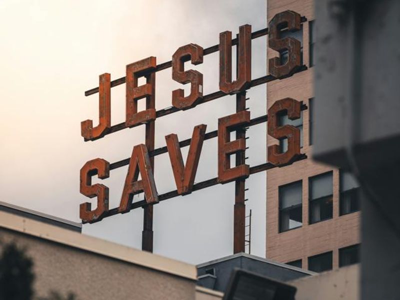 Scene illustrating a Spain Spanish-language talking about jesus conversation