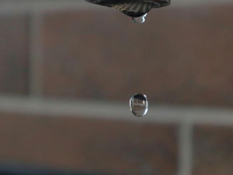 Scene illustrating a Japanese-language telling landlord hot water is broken conversation