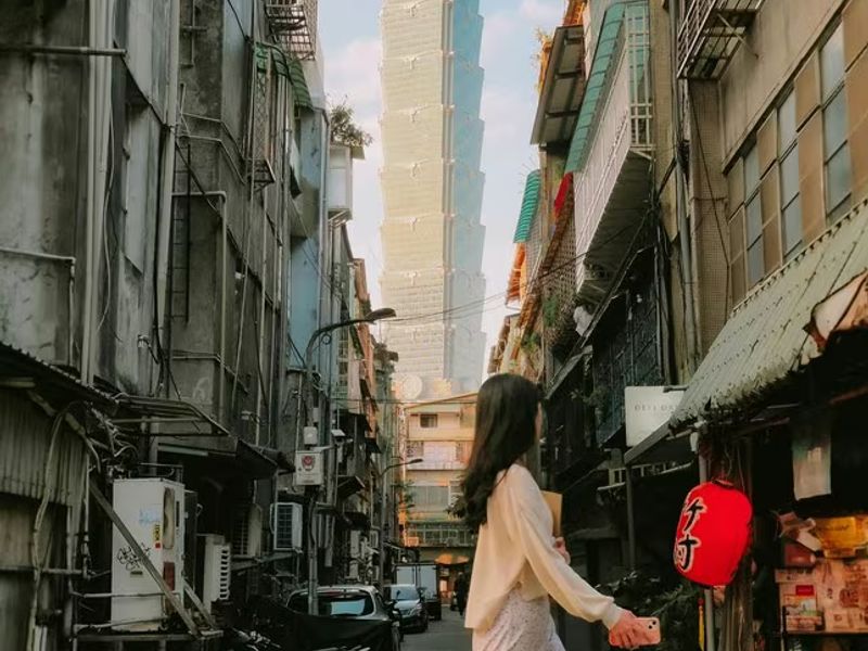 Scene illustrating a Traditional Chinese-language top 50 phrases to get by taiwan (advanced) conversation