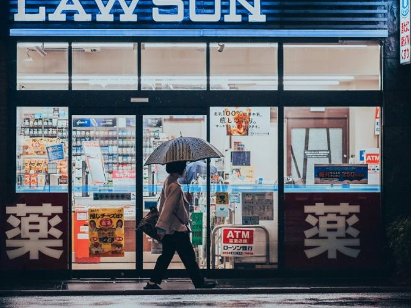 Scene illustrating a Japanese-language visiting the convenience store conversation