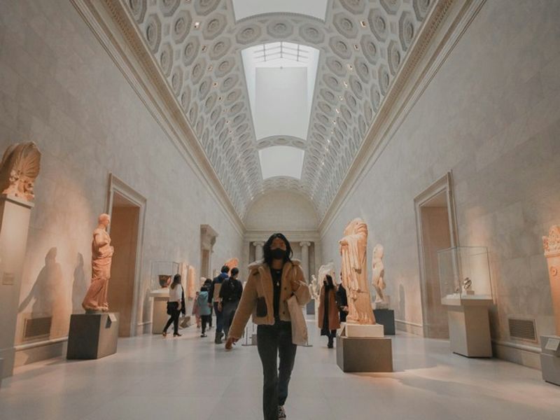 Scene illustrating a Japanese-language visiting the museum conversation