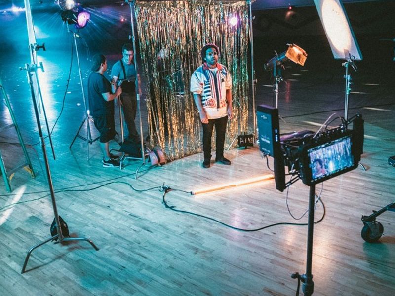 Scene illustrating a German-language working in events and photo video production conversation