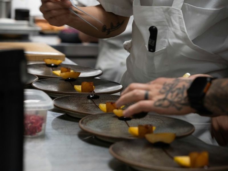 Scene illustrating a Japanese-language working in kitchen as a food prep conversation