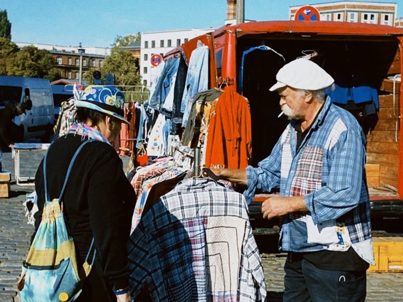 Bargaining: Bargaining for souvenirs including dialogue to check for size, color, numbers and calculating money. - Simplified Chinese lesson