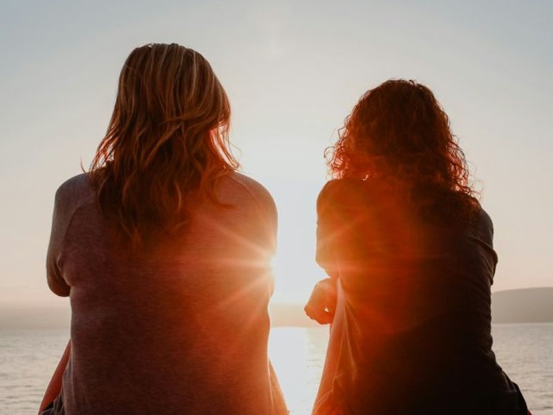 Meeting old friends: Friend is married with a child - French lesson