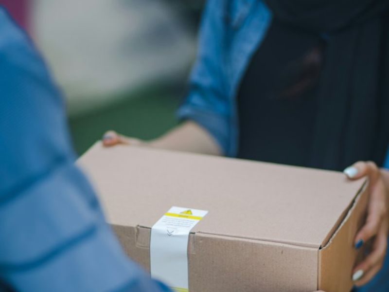 Picking up packages: Showing identification - Spain Spanish lesson